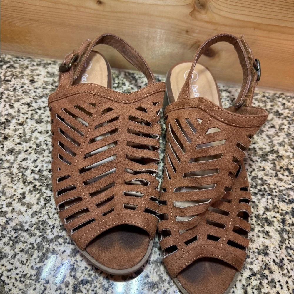 Cat & Jack Girls Cognac Brown Laser Cut Slingback Block Heel Sandals Size 4‎